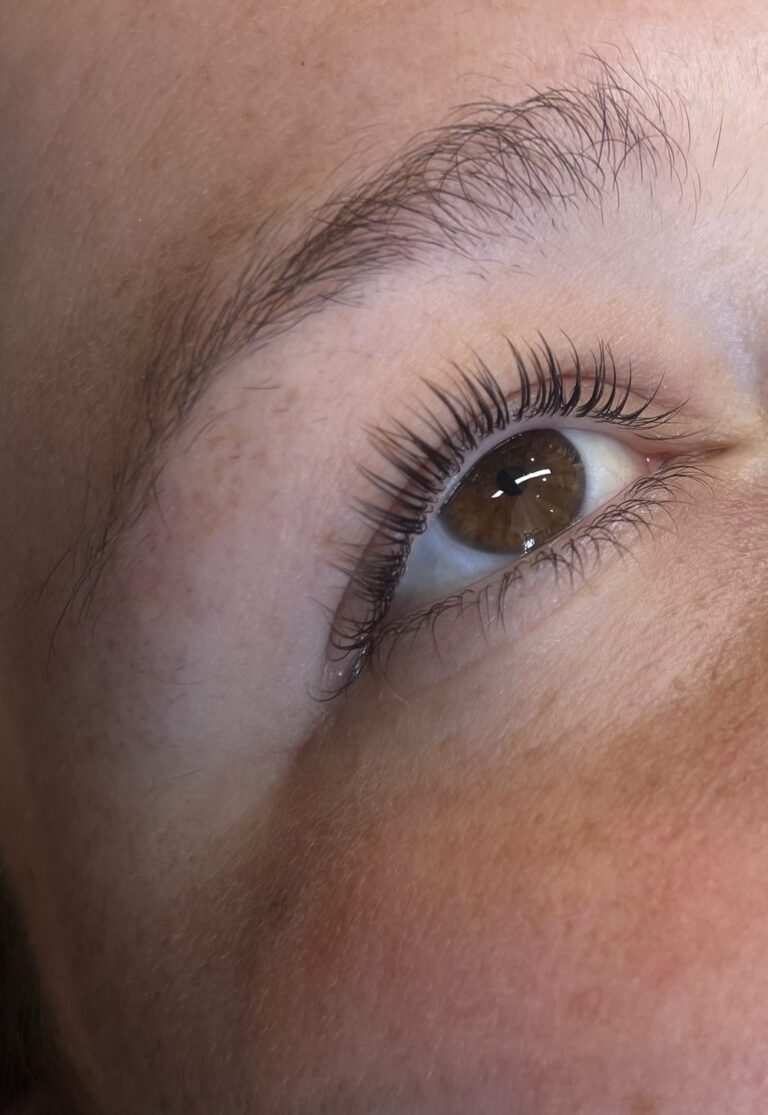 Resultaat na de lashlift: natuurlijk opgetilde, gekrulde wimpers bij Kimmss Nails in Heerhugowaard
