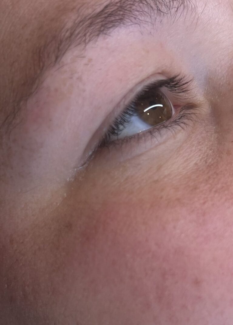 Wimpers vóór de lashlift behandeling bij Kimmss Nails in Heerhugowaard